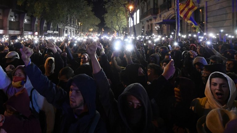 Сблъсъци между полиция и протестиращи в Барселона