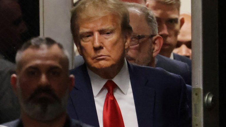 Арестуваха Доналд Тръмп, а той обяви, че е невинен по 34 обвинения (Снимки)