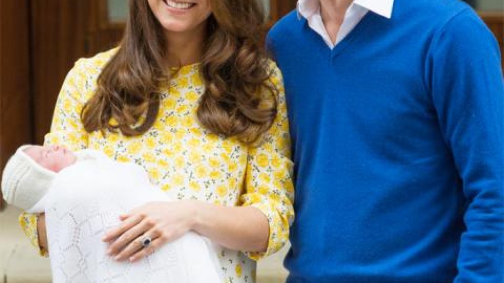 Гордите майка и татко позират за снимка с дъщеря си при изписването от болницата.