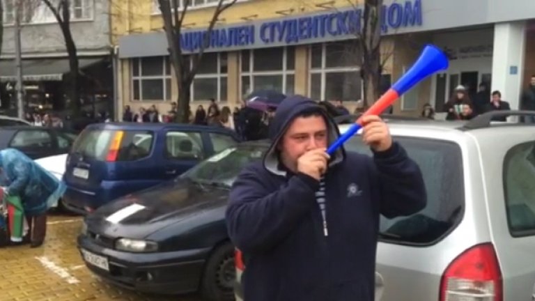 Активисти на "Сила" блокираха Орлов мост и АМ Струма за кратко