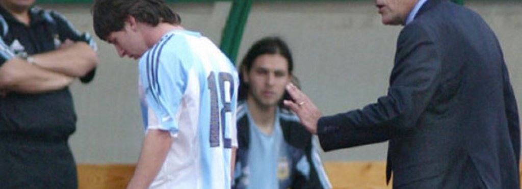 4. Лионел Меси (Аржентина) – не е често явление Меси да изиграе лош мач, още повече такъв, който да влезе в класациите за най-лоши. Такъв обаче бе дебютът му за националният отбор на Аржентина. През 2005-а спечели Световното първенство за младежи до 20 г., като Меси се се превърна в голмайстор на турнира и бе обявен за най-добър футболист на форума. Прекрасното му представяне в младежките формации му донесе дебют за мъжкия отбор на „гаучосите“ през лятото на 2005 г., когато се появи като резерва в приятелски мач срещу Унгария. Само две минути по-късно обаче Меси бе изгонен, след като удари с лакът в лицето противников бранител.