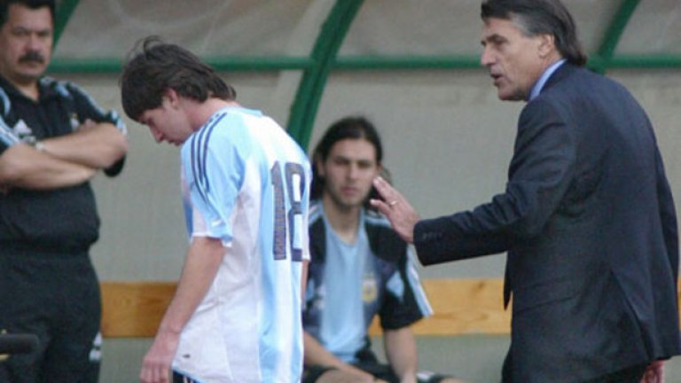 4. Лионел Меси (Аржентина) – не е често явление Меси да изиграе лош мач, още повече такъв, който да влезе в класациите за най-лоши. Такъв обаче бе дебютът му за националният отбор на Аржентина. През 2005-а спечели Световното първенство за младежи до 20 г., като Меси се се превърна в голмайстор на турнира и бе обявен за най-добър футболист на форума. Прекрасното му представяне в младежките формации му донесе дебют за мъжкия отбор на „гаучосите“ през лятото на 2005 г., когато се появи като резерва в приятелски мач срещу Унгария. Само две минути по-късно обаче Меси бе изгонен, след като удари с лакът в лицето противников бранител.