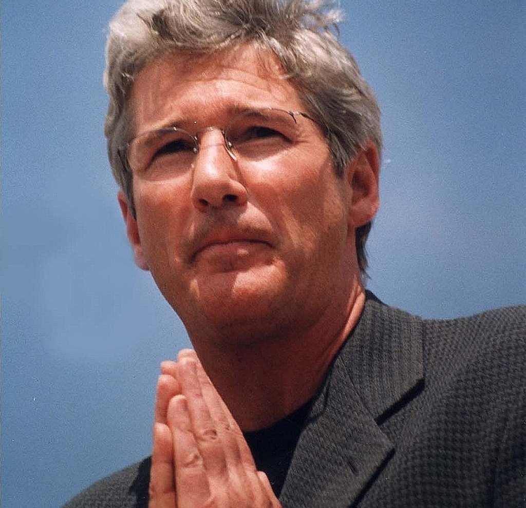 800px-Richard_Gere_by_John_Mathew_Smith