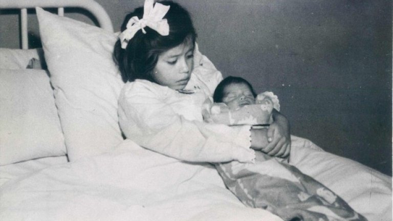 Най-младата майка на света
Лина Медина от Перу е едва на 5, когато ражда. Това се случва през 1933 година и е широко отразено по медиите из цял свят. По всичко изглежда, че това момиче не е имало детство, тъй като менструацията му идва на 3 години. Тя никога не разкрива кой е баща на детето й. Нейният баща е арестуван и лежи в затвора по подозрения в инцест, но след това е освободен по липса на доказателства. Бебето е родено с цезарово сечение