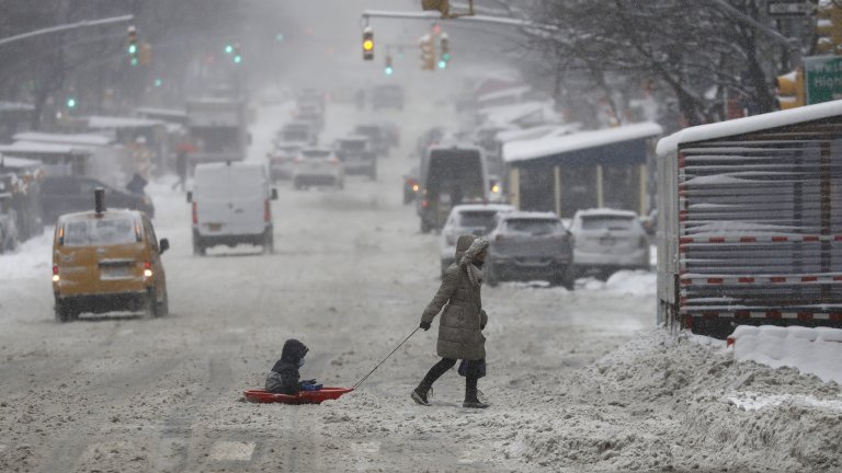 Зимните бури в САЩ оставиха над 350 хил. души без ток