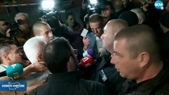 Полицаи възпират влизането на лидера на "Атака" в залата, която приютява Общинската избирателна комисия в столицата