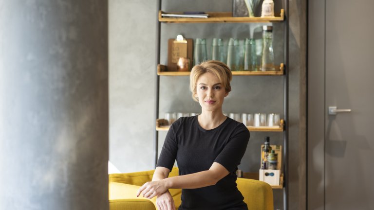 За себе си казва, че е Стрелец и всичко при нея е изписано на лицето.