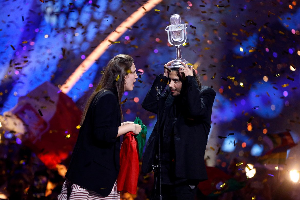 Салвадор Собрал от Португалия спечели с баладата Amar Pelos Dois, което прави страната му домакин на конкурса следващата година.