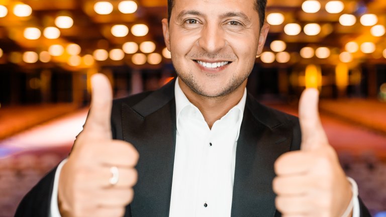 Участват 39 кандидати, а фаворитът на първи тур е комедиен актьор.