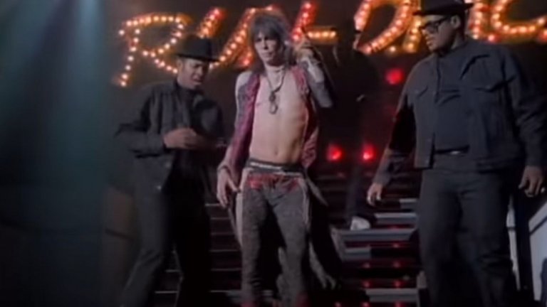 Aerosmith и Run DMC – Walk This Way
"Уоооолк дис уееееееей..." Човешко е да си припявате припева, дори да не харесвате особено много тази колаборация. Рок и хип-хоп си подават ръка в "Walk This Way", която първоначално е планирана просто като хип-хоп кавър на едноименната песен на Aerosmith със същото име. Впоследствие обаче Стивън Тайлър и Джо Пери са включени в проекта и така се създава една втора (и може би по-популярна версия) на песента. Нещо повече – тя спомага за освежаване на кариерата на Aerosmith, така че за рок/метъл бандите понякога подобни колаборации са добър начин да се върнат на върха.