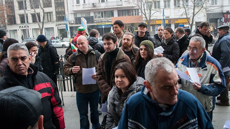 Граждани чакат на опашка, за да подадат сигнали към главния прокурор