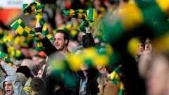 Привържениците на Манчестър Юнайтед протестират на всеки мач с жълто-зелените шалчета срещу американските собственици Глейзър