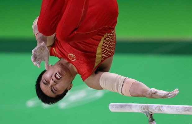 Китайските гимнастици:  Въпреки огромните очаквания да бъдат абсолютни фаворити, представителите на Китай в гимнастиката не спечелиха дори един златен медал на олимпийските игри в Рио. За разлика от Лондон 2012, когато триумфираха като отборен шампион с четири титли, сега китайците изпуснаха не само първото, а дори и второто място. Златото стана притежание на съседите им и най-големи съперници от Япония, предвождани от легендарния Кохей Учимура, докато сребърните медали бяха окачени на вратовете на гимнастиците от Русия. 
