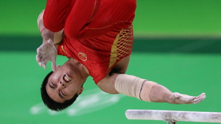 Китайските гимнастици се провалиха на Олимпиадата в Рио

Те не спечелиха нито един златен медал, макар че бяха сочени за фаворити. За разлика от Лондон 2012, когато триумфираха като отборен шампион с четири титли, сега китайците изпуснаха не само първото, а дори и второто място. Златото стана притежание на съседите им и най-големи съперници от Япония, предвождани от легендарния Кохей Учимура, докато сребърните медали спечели Русия.