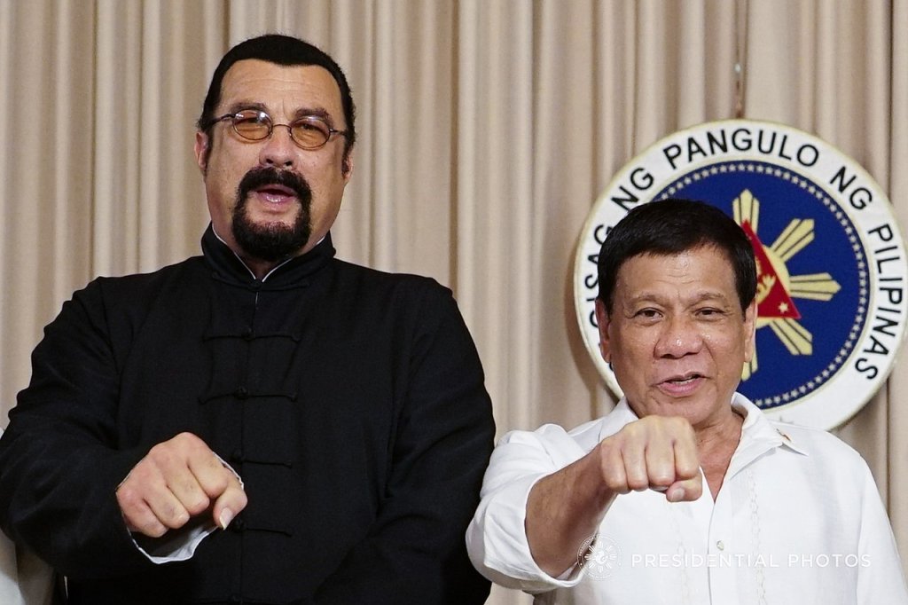 President_Rodrigo_Roa_Duterte_does_his_signature_pose_with_actor_Steven_Seagal_who_met_with_the_President_in_Malacañan_Palace_on_October_12,_2017_(RODRIGUEZ5)