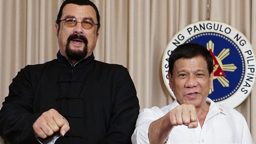President_Rodrigo_Roa_Duterte_does_his_signature_pose_with_actor_Steven_Seagal_who_met_with_the_President_in_Malacañan_Palace_on_October_12,_2017_(RODRIGUEZ5)