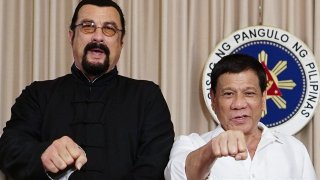 President_Rodrigo_Roa_Duterte_does_his_signature_pose_with_actor_Steven_Seagal_who_met_with_the_President_in_Malacañan_Palace_on_October_12,_2017_(RODRIGUEZ5)