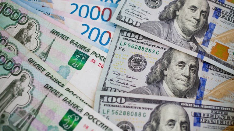 Руската рубла поевтиня с 30 на сто спрямо долара