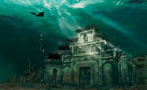 Този невероятен подводен град, хванат в капана на времето, е на 1341 години. Shicheng, или Лъвският град, се намира в  източната част на Китай. Той е потопен през 1959 г. по време на строителството на ВЕЦ. Водата предпазва града от ерозията на вятъра и дъжда и  той е останал в сравнително добро състояние