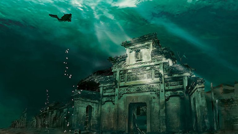 Този невероятен подводен град, хванат в капана на времето, е на 1341 години. Shicheng, или Лъвският град, се намира в  източната част на Китай. Той е потопен през 1959 г. по време на строителството на ВЕЦ. Водата предпазва града от ерозията на вятъра и дъжда и  той е останал в сравнително добро състояние