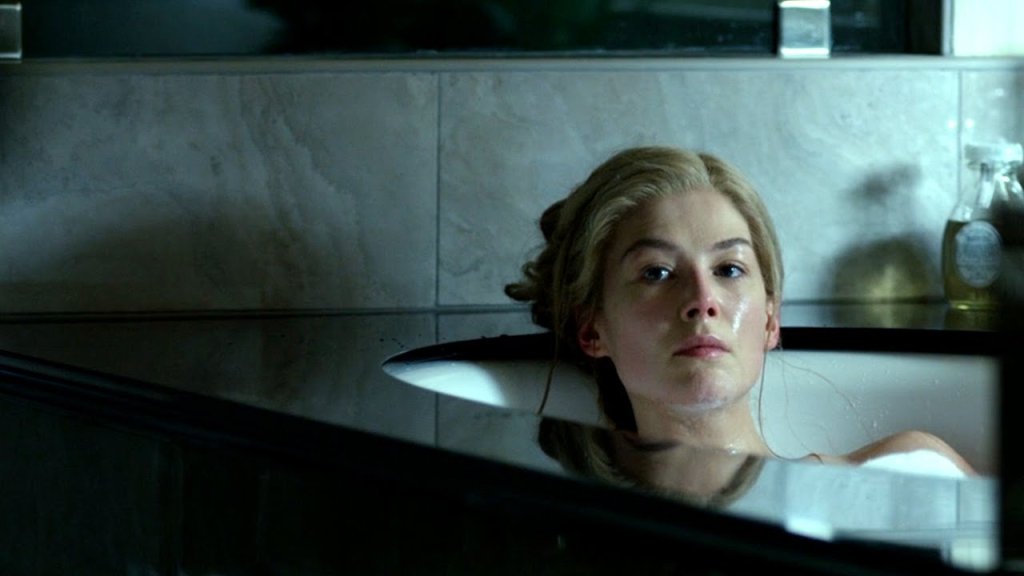 Gone Girl (\"Не казвай сбогом\")
Веднага след \"Големите малки лъжи\" се потапяме по-надълбоко в световете на Джилиан Флин с екранизацията на  най-популярния й до момента роман - филмът \"Не казвай сбогом\". Розамунд Пайк е прекрасна в ролята на Ейми