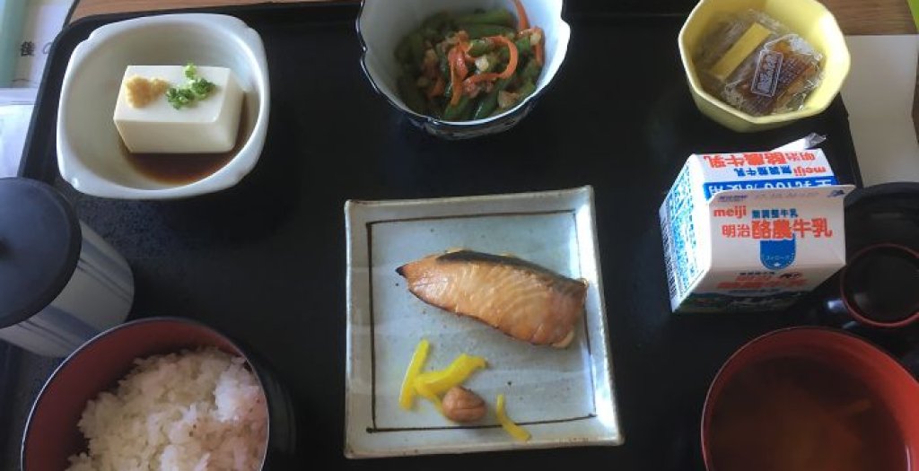 Сьомга, тофу, спаначена салата, мисо супа, Natto (ферментирали соеви кълнове), ориз и прясно мляко.