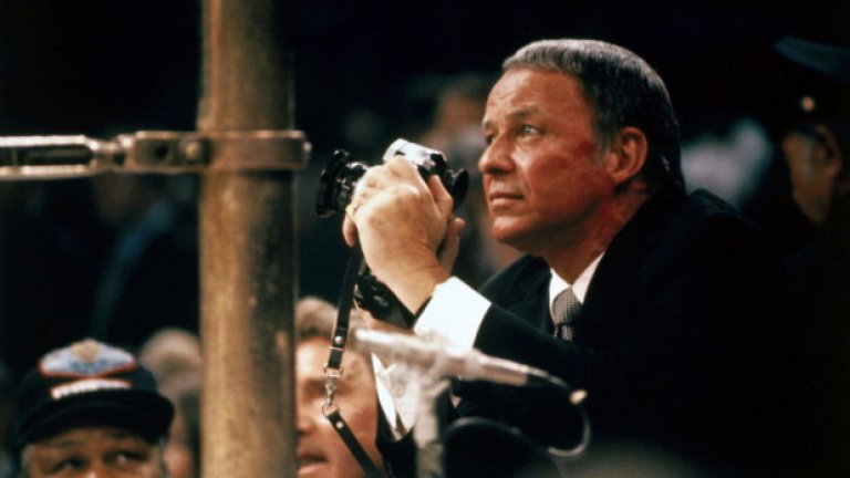 Франк Синатра с фотоапарат в ръце по време на мача между Фрейзър и Али