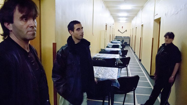 По-голямата част от персонала. Общо петима души се грижат за стоте, които преспиват тук всяка зимна вечер.