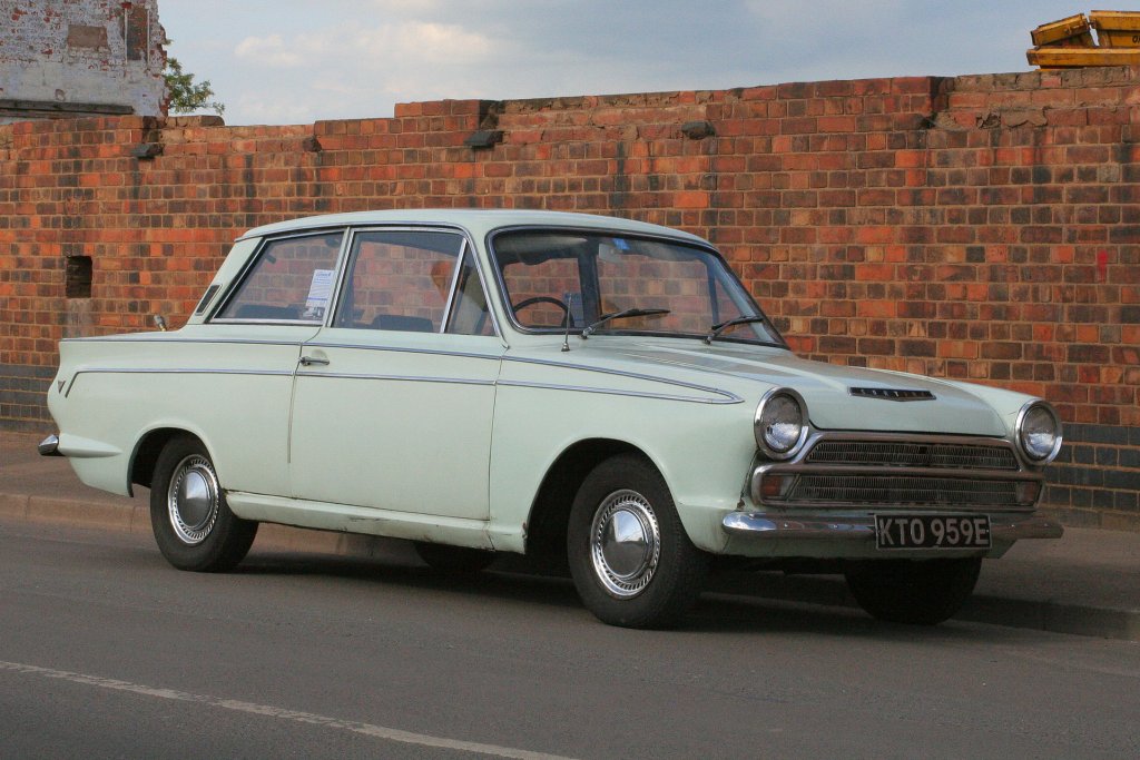 Ford Cortina от 1962 г.
Ford Cortina идва на пазара, за да замести Ford Consul в неговия ценови сегмент и се превръща в един от емблематичните автомобили на компанията. Той е удобен, бюджетен семеен седан, който привлича немалка част от британците да си купят кола на американска марка. Cortina прекратява производството си чак през 1982 г.