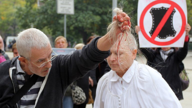 Вегани остригаха косата на жена в защита на норките