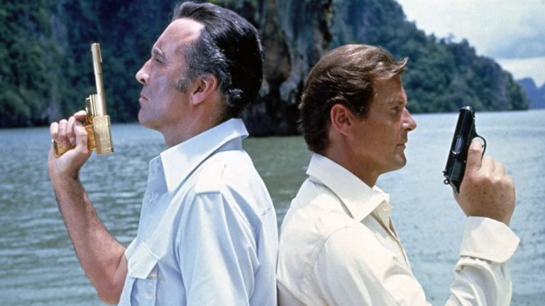 Франсиско Скараманга
Бивш цирков артист, превърнал се в жесток наемен убиец от КГБ с емблематичен златен пистолет и собствен карибски остров. Перфектната визитна картичка за злодей от филм за Бонд. А персонажът на Скараманга става още по-емблематичен, когато е изигран и от великия сър Кристофър Лий. Както всеки друг злодей в поредицата, Скараманга също си има своите отличителни странности. Като изключим очевидния златен пистолет, той има и трето зърно, с което Бонд трябва да се съобрази, когато се маскира на него.