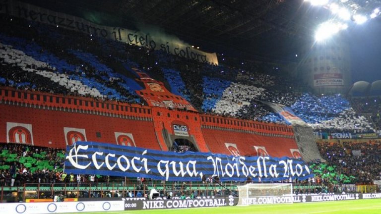 Феновете на Интер „приветстват“ градския съперник Милан през април 2015-а