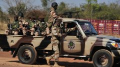 Правителствени войски и френски части се борят с джихадистите в Мали
