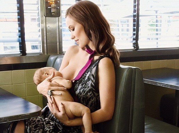 Оливия Уайлд позира пред фотографите на Glamour, докато кърми бебето си, доказвайки, че жените могат да балансират майчинство и кариера
