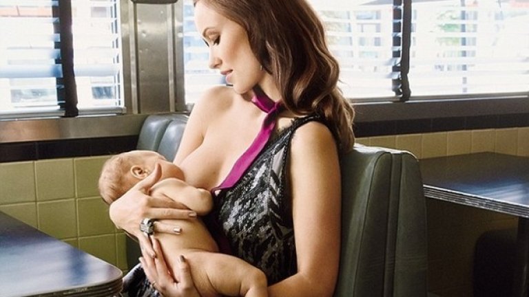 Оливия Уайлд позира пред фотографите на Glamour, докато кърми бебето си, доказвайки, че жените могат да балансират майчинство и кариера
