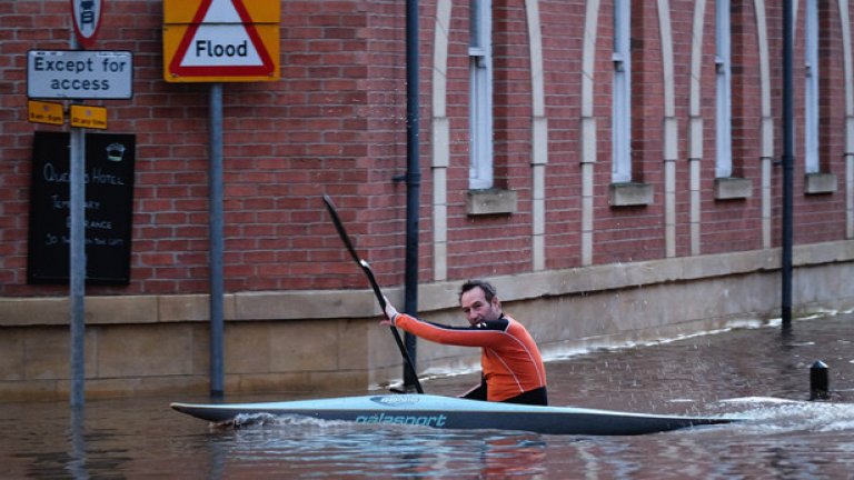 Лондон мобилизира армията срещу водното бедствие