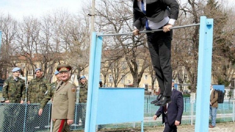 Коремното превъртане на Румен Радев му спечели много положителни кимания с глава. Все пак не всеки ден можеш да видиш 54-годишен мъж, способен на подобно нещо.