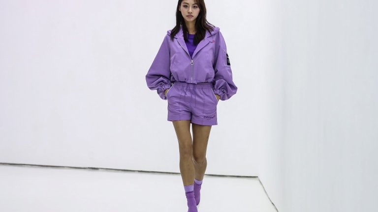 Цветът на нежния люляк
Носенето на цветове, които са възможно най-близо до природата, също е сред трендовете за този сезон, а от цялата натурална палитра, подиумите на Париж, Милано, Лондон и Ню Йорк предпочитат пастелното нежно лилаво, което наподобява цветовете на люляк. Този тон е рядко срещан в естествен вид, много деликатен и ненатрапчив.