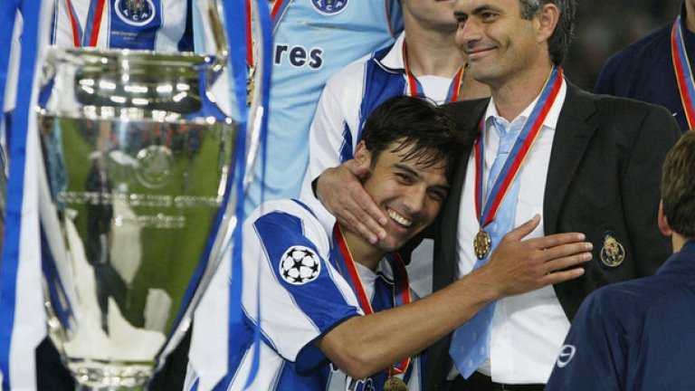 Пауло Ферейра

Започваме с един от най-големите любимци на Жозе. Специалния взе десния бек в Порто от Витория Сетубал през 2002-ра за само 2 млн. евро и двамата заедно станаха два пъти шампиони на Португалия и спечелиха Купата на страната. Последователно вдигнаха Купата на УЕФА (2003 г.) и Шампионската лига (2004 г.), след което, двамата в калъп, заминаха за Челси. На „Стамфорд Бридж“ Моуриньо се обяви за Специалния, а Ферейра изигра 214 мача в рамките на девет години, спечели три пъти Висшата лига, четири пъти ФА Къп и още два пъти Купата на лигата. Вдигна по още веднъж Шампионската лига (2012 г.) и Купата на УЕФА (Лига Европа, 2013 г.). 