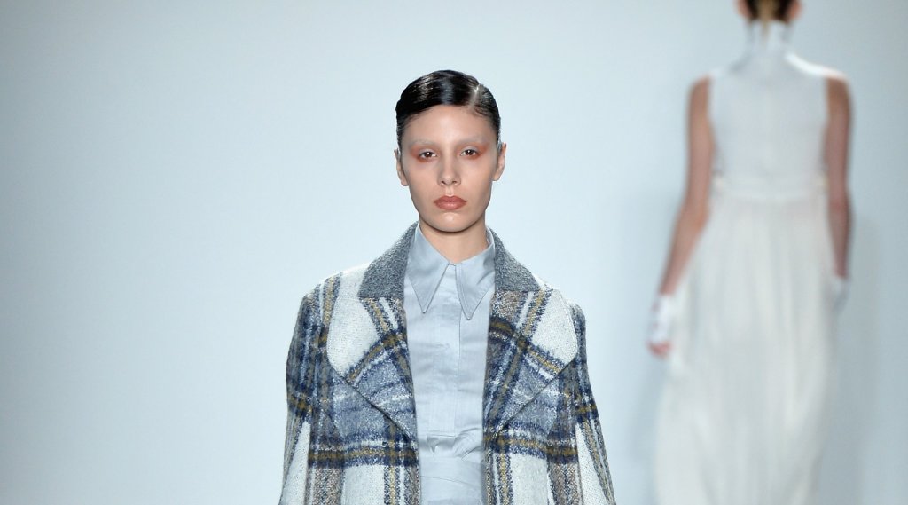 Игри на геометрични фигури
Изтънчената класическа кройка на палтата обикновено привлича много от дамите и има защо. Те се съчетават лесно, отиват на много женски фигури и бързо може да ги намерите в магазините. Но ако през следващите месеци сте в настроение да разчупите малко стандартите си, изпробвайте палта с геометрични фигури в различни цветове.
Те придават характер и ефект на визията, отличавайки се от обичайното черно, бяло, бежово и сиво.