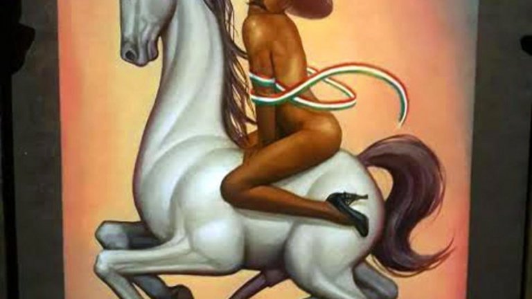 Творбата на Шайрес представя Сапата гол, на високи токчета и с розова шапка, яхнал възбуден кон.
