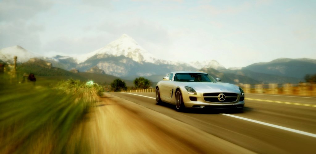 Forza Horizon
След миналогодишния тотален успех на Forza Horizon 5, спечелила няколко отличия за игра на годината, хубаво е да си припомним и всъщност как тръгна всичко преди цяло едно десетилетие. Първата Forza Horizon се появява като спиноф на по-големия франчайз Forza Motorsport, но успехът ѝ в крайна сметка я превръща в институция сама по себе си и един напълно нов начин за представянето на автомобилни състезания в аркаден стил.