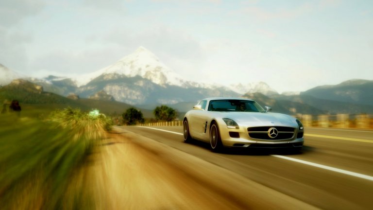 Forza Horizon
След миналогодишния тотален успех на Forza Horizon 5, спечелила няколко отличия за игра на годината, хубаво е да си припомним и всъщност как тръгна всичко преди цяло едно десетилетие. Първата Forza Horizon се появява като спиноф на по-големия франчайз Forza Motorsport, но успехът ѝ в крайна сметка я превръща в институция сама по себе си и един напълно нов начин за представянето на автомобилни състезания в аркаден стил.