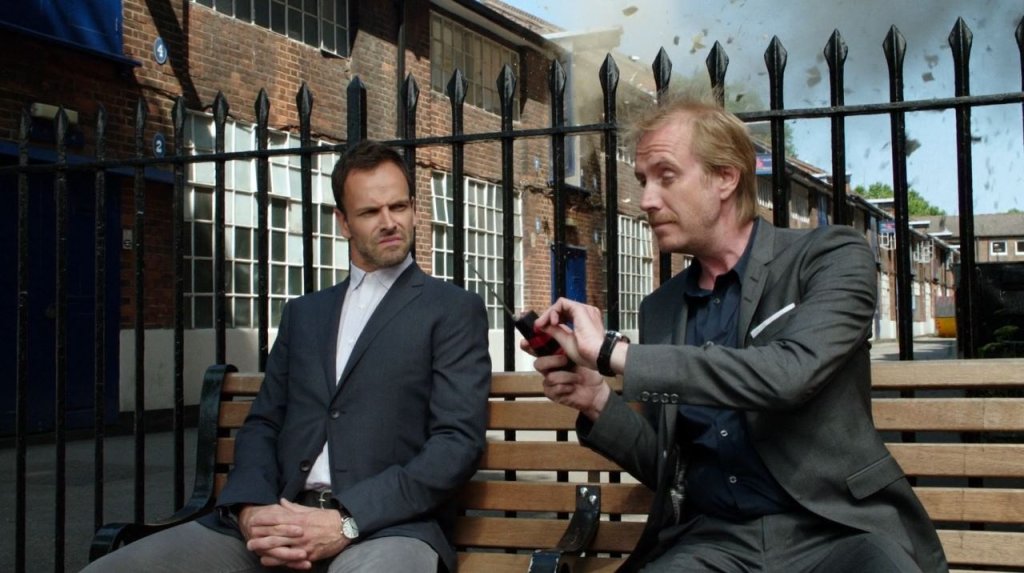 Друга важна роля - братът на Шерлок Холмс - Майкрофт, е поета от прекрасния британски комик Рис Ифанс.