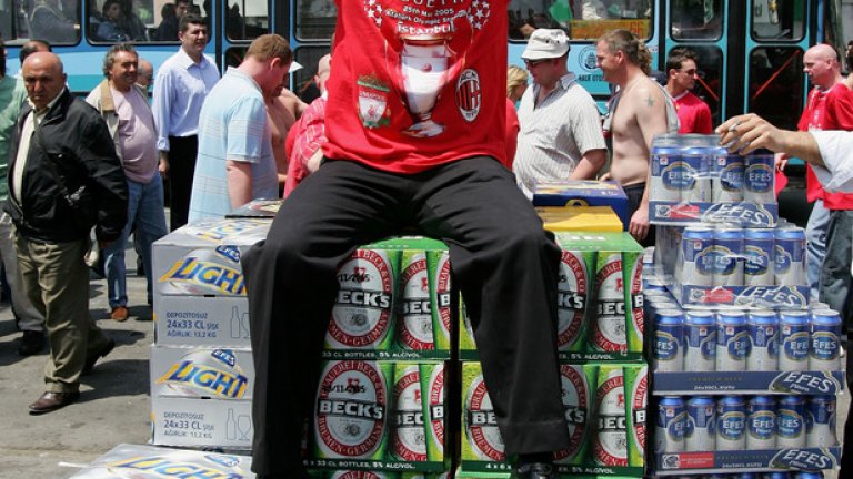 Истанбул никога няма да забрави онзи ден, в който десетки хиляди англичани и италианци наводниха града и изпиха тонове бира. И мачът, който остава като емблема на този турнир.