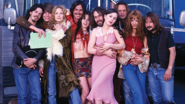 Almost Famous  / "Почти известни"
Животът на една група по време на турне е странно нещо, а Almost Famous описва перфектно това. Когато тийнейджърът Уилям Милър получава зелена светлина от най-голямото рок списание Rolling Stone да пише за изгряващата група Stillwater, той вярва, че е отишъл в рая. В рамките на няколко седмици той пътува с бандата и техните групита по време на турнето им и открива, че всъщност блясъкът на славата не е толкова величествен. Така, в средата на 70-те, едно момче ще трябва да разбере къде е границата между приятелството и работата и къде личните желания могат да те отведат към провал.