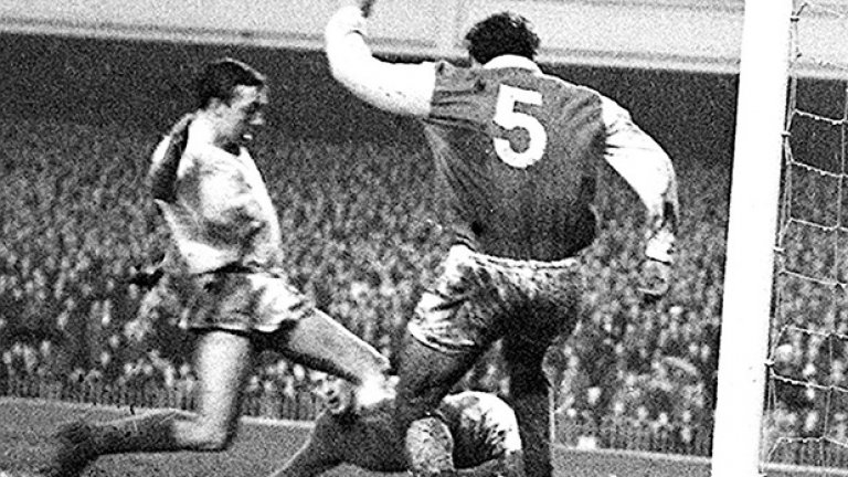 Топката е затънала в калта по време на Арсенал - 

Манчестър Юн. през октомври 1960-а. "Топчиите" печелят с 

2:1
