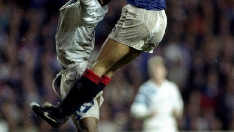 Рейнджърс - Марсилия 2:2, 1992 г.
Първата нощ от историята на груповата фаза изобщо.
Гостите поведоха с 0:2, като атаката им с Ален Бокшич и Руди Фьолер бе в невероятна форма.
Но Гари Максуигън върна един гол, а после Атила - Марк Хейтли, премаза защитата за изравнителен удар с глава, с който щеше да скъса мрежата (на снимката). Велик мач в един велик глазгоуски порой.
В края на сезона Марсилия вдигна купата.