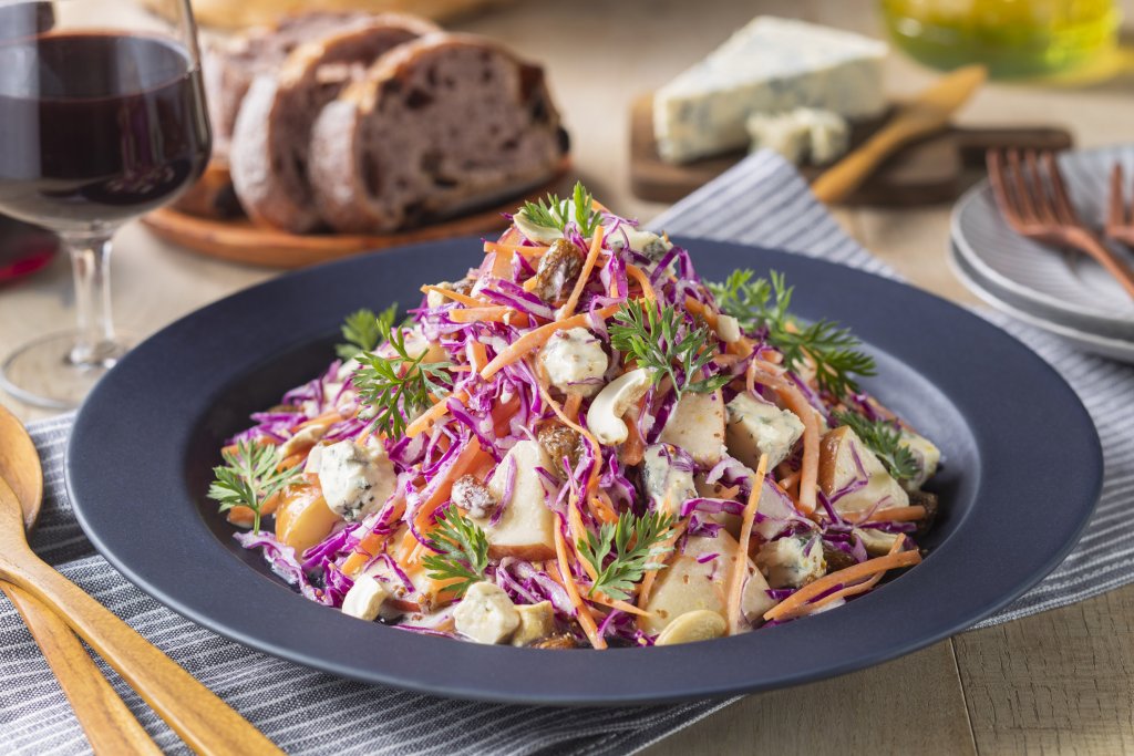 Салата зеле, моркови и ябълкаОсновата на салатата е още в заглавието ѝ – настъргваме една малка зелка, най-добре червена, 2-3 големи моркова и режем 2-3 по-кисели ябълки на кубчета. Приготвяме си дресинга от 100 грама майонеза, малко мед и малко оцет и, по желание, чесън. Можем да поръсим салатата със сирена, натрошени ядки или пресен магданоз.