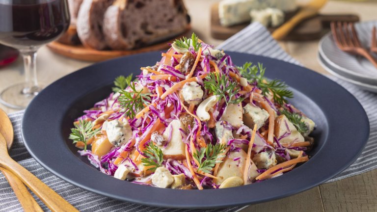 Салата зеле, моркови и ябълкаОсновата на салатата е още в заглавието ѝ – настъргваме една малка зелка, най-добре червена, 2-3 големи моркова и режем 2-3 по-кисели ябълки на кубчета. Приготвяме си дресинга от 100 грама майонеза, малко мед и малко оцет и, по желание, чесън. Можем да поръсим салатата със сирена, натрошени ядки или пресен магданоз.